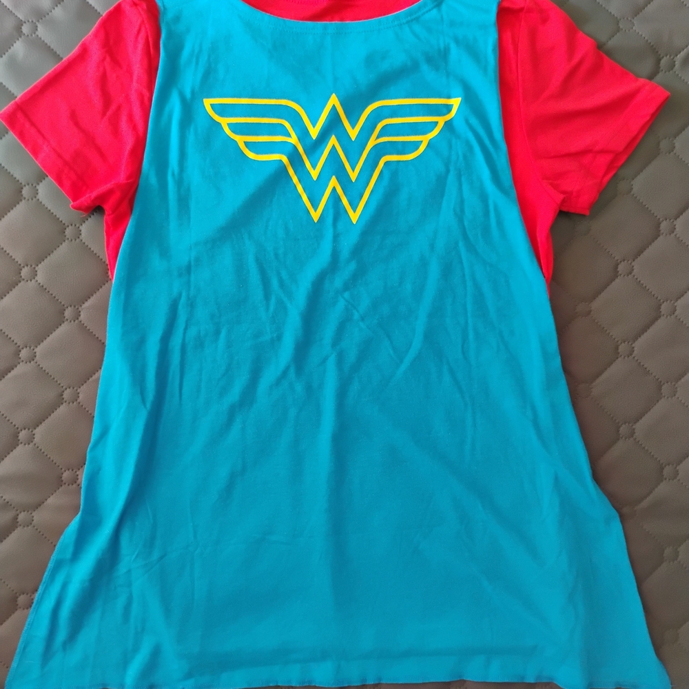 WONDER WOMAN SHIRT AND CAPE HALLOWEEN COSTUME SIZE LARGE FOR WOMEN OR TEEN - NEW - Picture 3 of 12